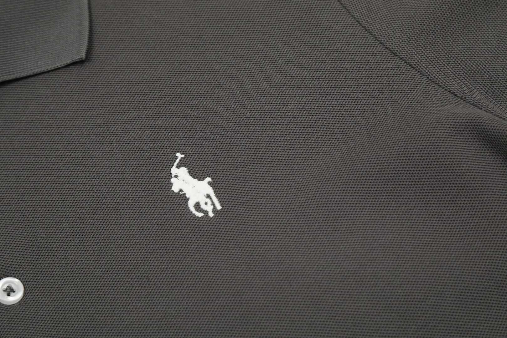 🅿️152 "Top quality" Style number: DS004# (not off the shelves all year round) [Ralph Lauren classic pony embroidered lapels women's slim fit POLO short sleeves] ✅Ralph Lauren Ralph Lauren classic basic women's all-match slim fit POLO short sleeves ✅Main supplier platform live broadcast Wholesale entities Replenish when out of stock Not off the shelves ✅ZP quality 1:1 pattern making Scan the code to enter the GF website Z cabinet quality ✅Details and quality are the only one in Guangzhou. Imported pique fabrics focus on high-end and cost-effective. Needless to say good quality. ✅The version is restored to the original order. The maximum size can be worn up to 130 pounds. Loose, comfortable and stress-free.